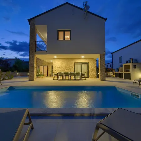 - Bellissima With Private Heated Pool And Table Tennis - Smart Tv Villa *